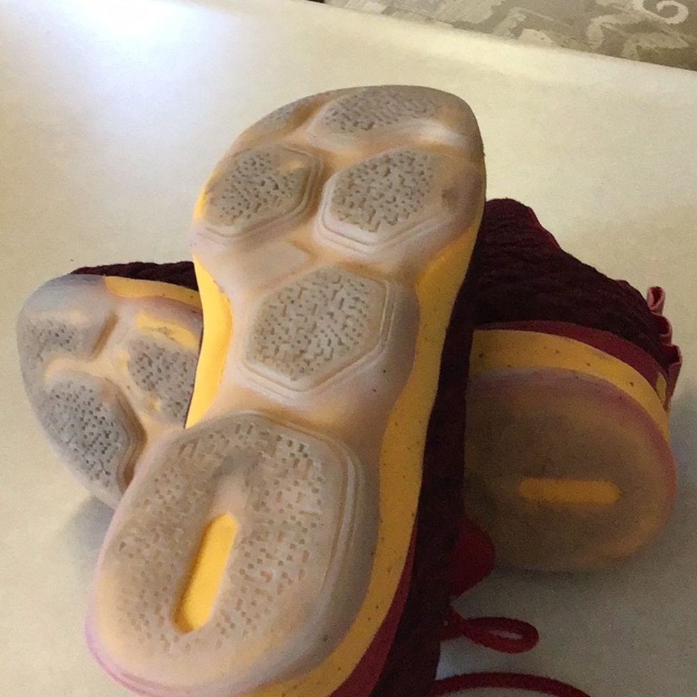 Le Bron James Basketball Shoes Size 8 View 4